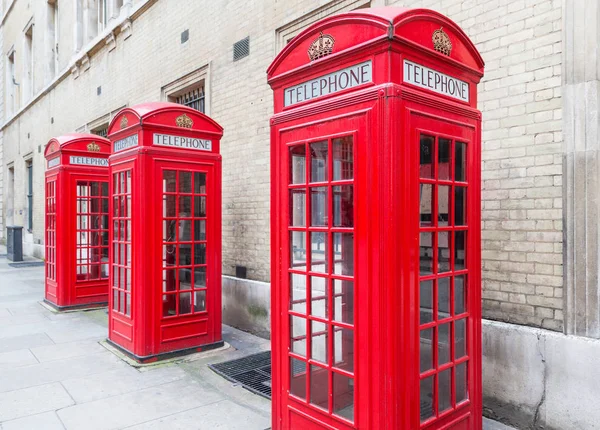 Tre röda London telefonkiosker alla i en rad — Stockfoto