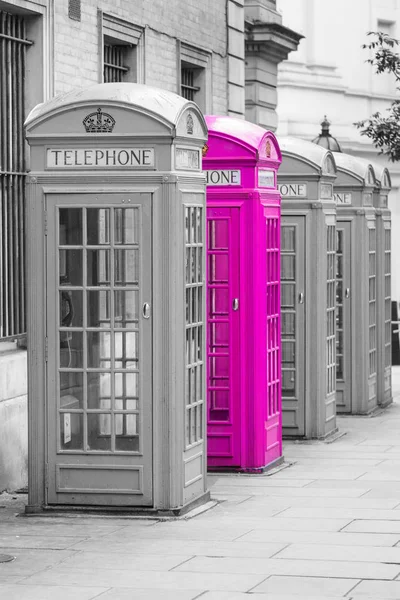 Vijf rode Londen telefooncellen allemaal in een rij — Stockfoto