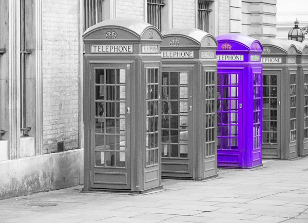 Πέντε κόκκινο Λονδίνο τηλεφωνικά κιβώτια, όλα σε μια σειρά — Φωτογραφία Αρχείου