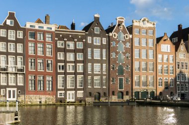 Amsterdam'da bir kanal tarafından bir sokakta evleri