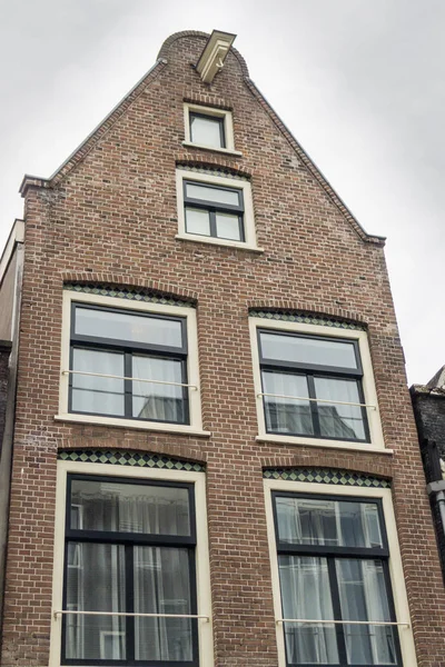 Huis in in een straat door een gracht in Amsterdam — Stockfoto