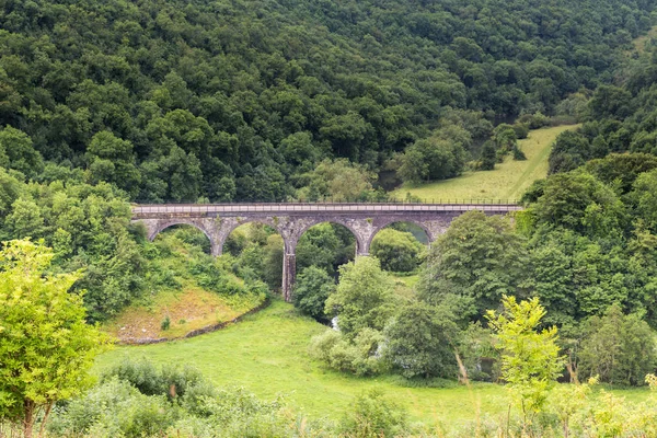 From Monsal Head, the Monsal Trail passes over Headstone Viaduct — Stock Photo, Image