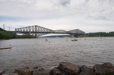 Quebec Köprüsü - kapanır köprü prensibine göre dünyanın en uzun.