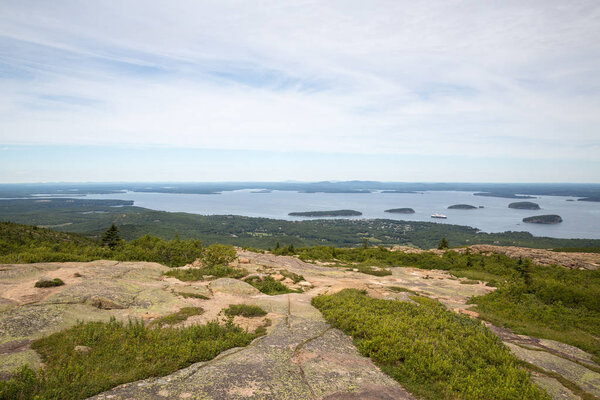 Вид на гавань с горы Кадиллак в Национальном парке Акадия
