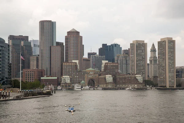 Escenario de Boston y paisaje urbano desde el puerto — Foto de Stock