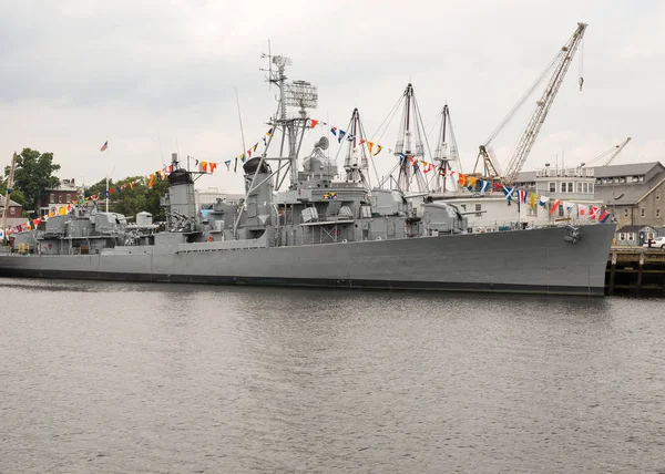 USS Cassin genç 793 Boston'da demirledi