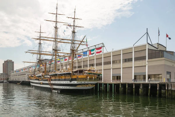 Boston Ma ABD'de uzun gemi yanaştı