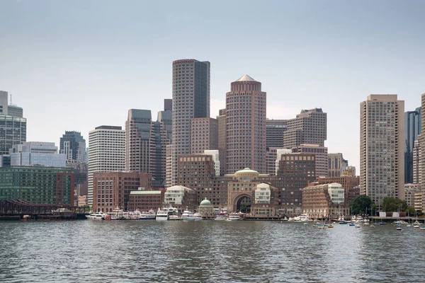 Escenario de Boston y paisaje urbano desde el puerto — Foto de Stock