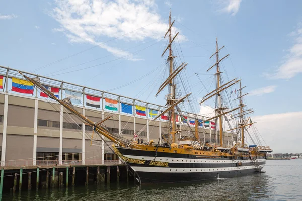 Boston Ma ABD'de uzun gemi yanaştı