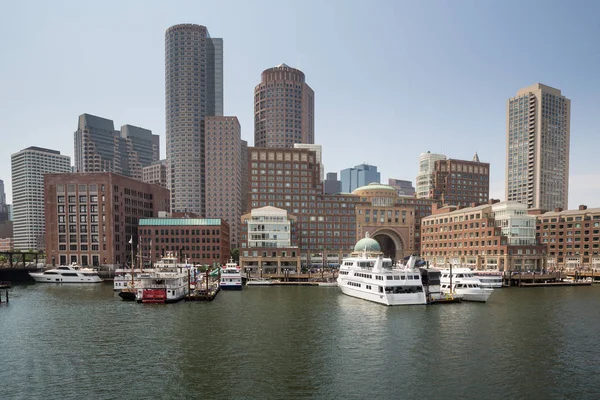 Escenario de Boston y paisaje urbano desde el puerto — Foto de Stock