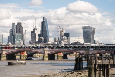 Çevre Southwark Köprüsü Londra şehir manzarası