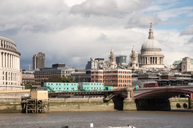 Londra şehir manzarası Southwark Köprüsü yakınlarında