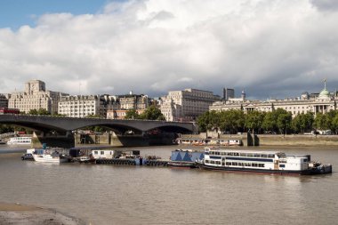 Waterloo Köprüsü Londra'da Thames Nehri üzerinde
