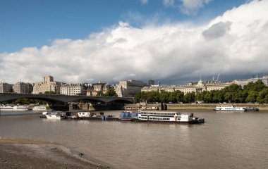 Waterloo Köprüsü Londra'da Thames Nehri üzerinde