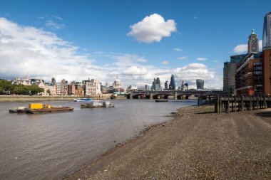 Londra şehir manzarası Blackfriars Köprüsü yakınlarında