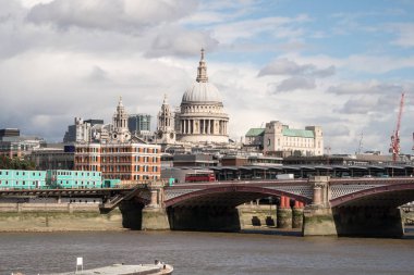 Londra şehir manzarası Southwark Köprüsü yakınlarında