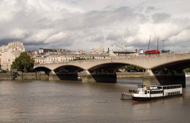 Waterloo Köprüsü Londra'da Thames Nehri üzerinde