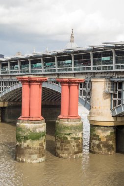 Thames Nehri Blackfriars yolu Köprüsü arasında kırmızı ayağı 
