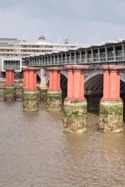 Thames Nehri Blackfriars yolu Köprüsü arasında kırmızı ayağı 