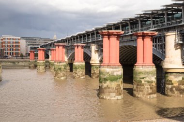 Thames Nehri Blackfriars yolu Köprüsü arasında kırmızı ayağı 