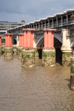 Thames Nehri Blackfriars yolu Köprüsü arasında kırmızı ayağı 