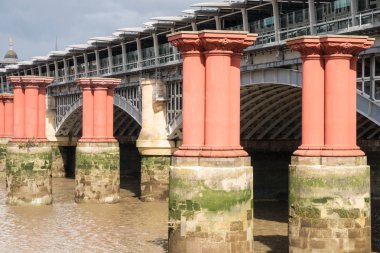 Thames Nehri Blackfriars yolu Köprüsü arasında kırmızı ayağı 