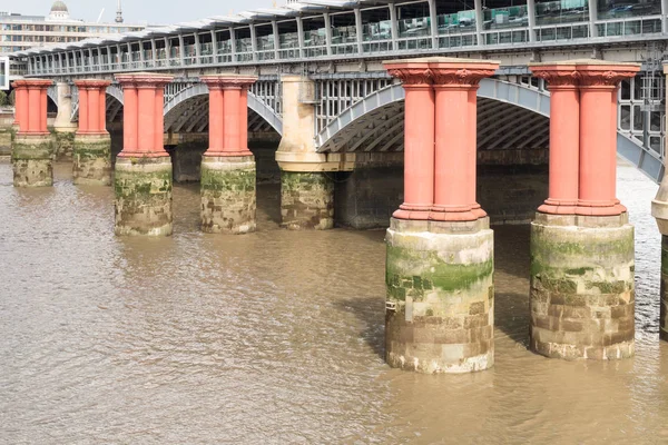 Rode pijlers in de Theems, tussen Blackfriars brug — Stockfoto