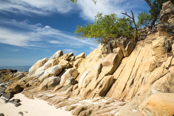 Kota Kinabalu içinde güzel bir plaj