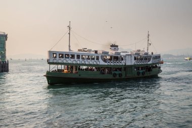 Hong Kong Victoria Limanı'na feribot