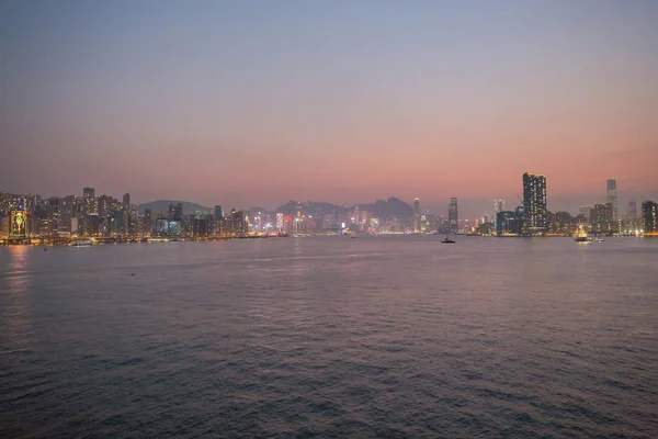 夕暮れ夕方に香港のスカイライン — ストック写真