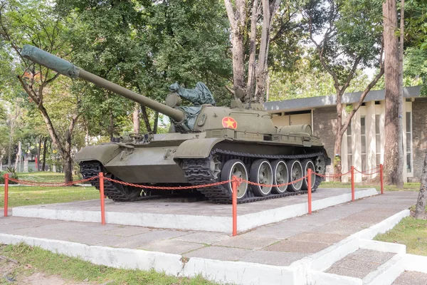 Tank in hereniging Palace (Paleis van de onafhankelijkheid) in Saigon — Stockfoto