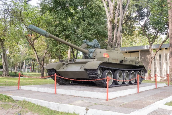 Tank in hereniging Palace (Paleis van de onafhankelijkheid) in Ho Chi Min — Stockfoto