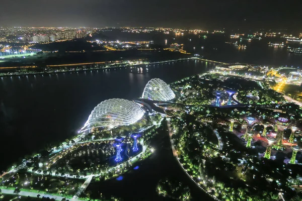 夜のシンガポールのスカイラインの空中ビュー — ストック写真