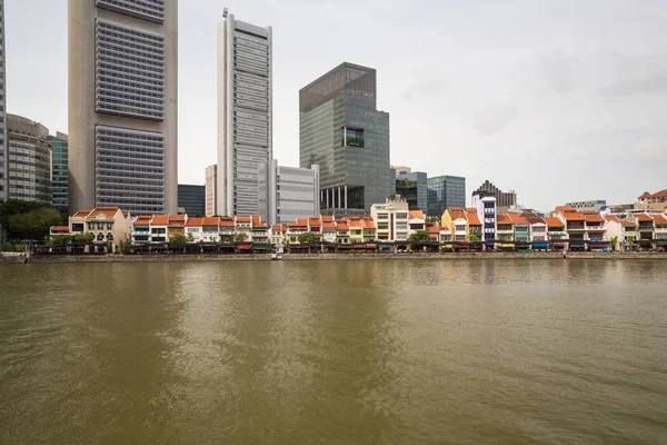 Skyline und Stadtbild entlang des Singapore-Flusses — Stockfoto