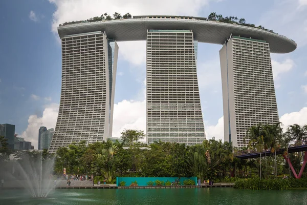 シンガポールのマリーナ ・ ベイ近くの湖からの眺め — ストック写真