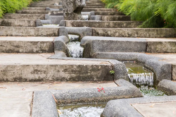 Calme écoulement d'eau dans un jardin asiatique — Photo