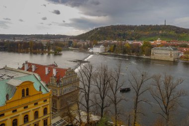 Prag'da Vltava Nehri üzerinden görünüm