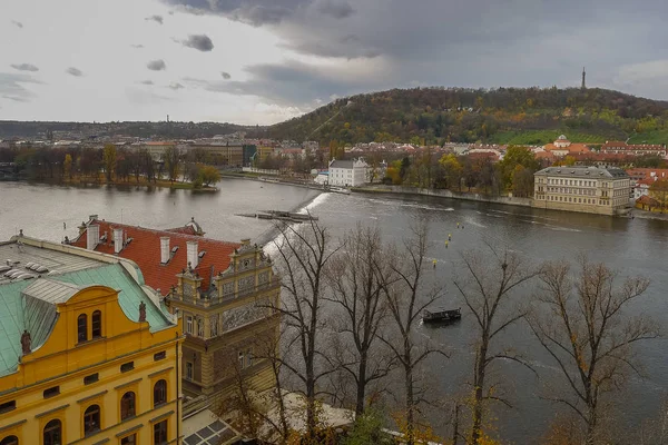 Widok na rzece Wełtawie w Pradze — Zdjęcie stockowe
