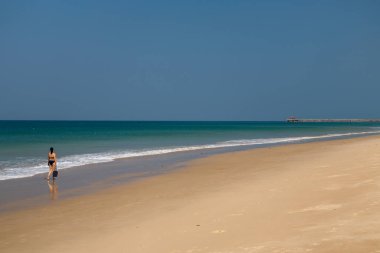 Kız şapka Na Tai (Natai) sahilde