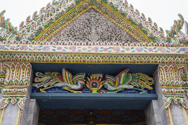 Detail deur naar tempel in Bangkok — Stockfoto