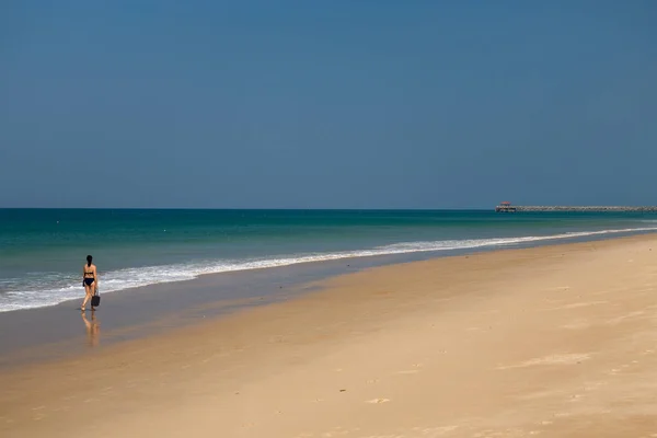 Chica en la playa Sombrero Na Tai (Natai) —  Fotos de Stock