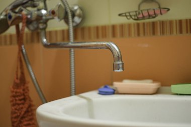 Dairedeki sıcak ve soğuk suyu kapatıyorum.