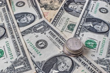Arkaplanda ruble var. Dolar..