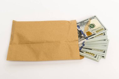 Zarf dışarı geliyor yüz dolarlık banknot para saklamak