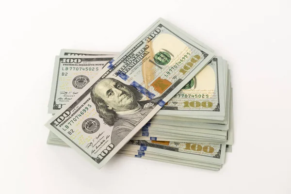 Stos nowe kilkaset banknotów dolara na białej powierzchni — Zdjęcie stockowe