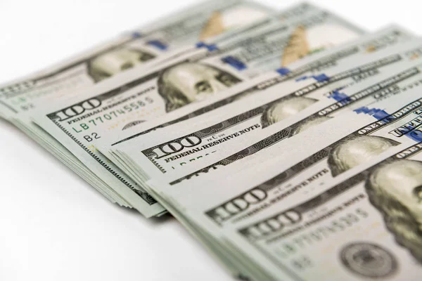 Yüz dolarlık banknotlar beyaz yüzeyi yığını