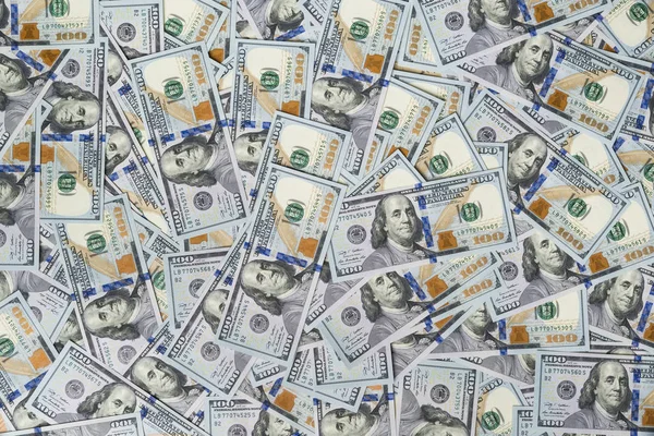 Kupa pieniędzy w kilkaset banknotów dolara rozprzestrzeniają się na powierzchni — Zdjęcie stockowe