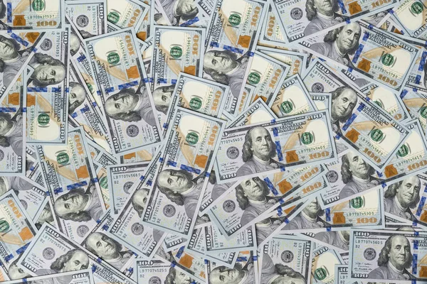Yüz dolarlık banknot para yığını yüzeyine yayılmış