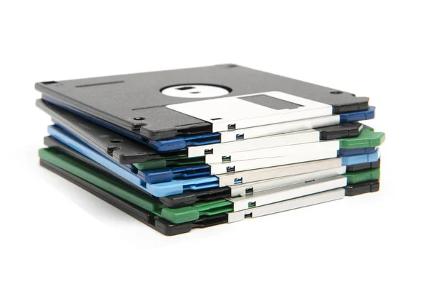 Stack av alla färgade disketter isolerade — Stockfoto
