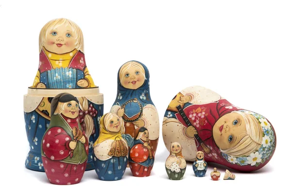 Rus matrioshkas mat boyalı ve izole